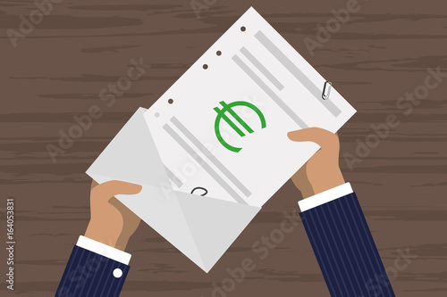 Person öffnet Brief - Euro - Rechnung - Lohn