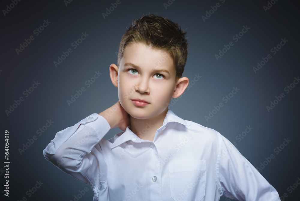 Obraz premium doubt, expression and people concept - boy thinking over gray background