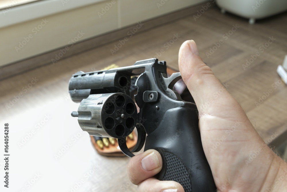 Obraz premium Man reloading an ammunition revolver