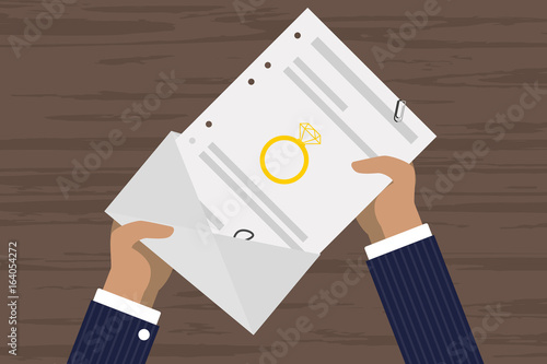 Person öffnet Brief - goldener Ring - Hochzeit