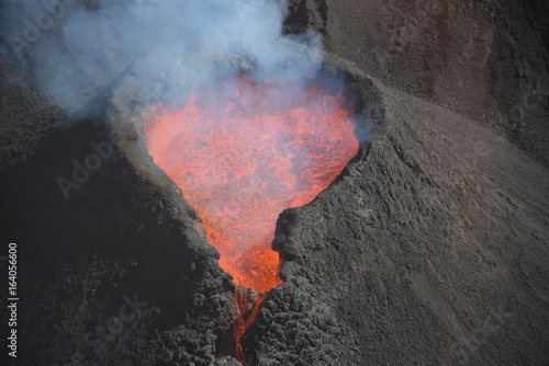 Piton de la Fournaise en éruption / volcan / lave /reunion