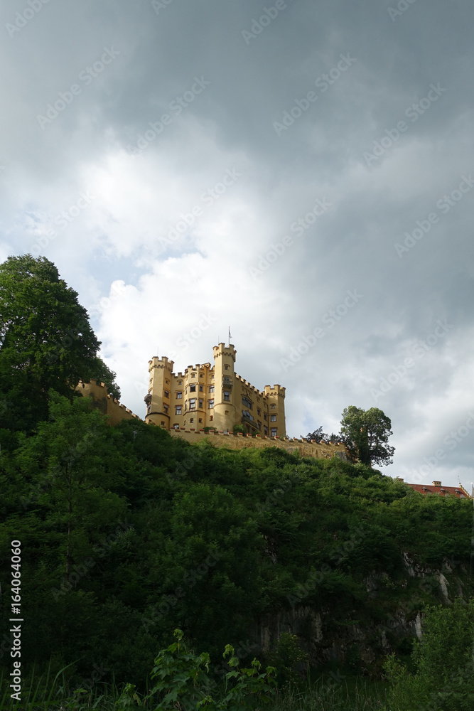 Schloss Hohenschwangau unter Gewitterwolken, Bayern