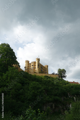 Schloss Hohenschwangau unter Gewitterwolken, Bayern