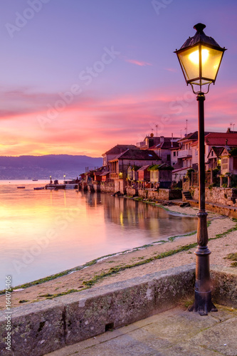 Tableau sur toile town of Combarro at sunrise, Pontevedra, Galicia, Spain.