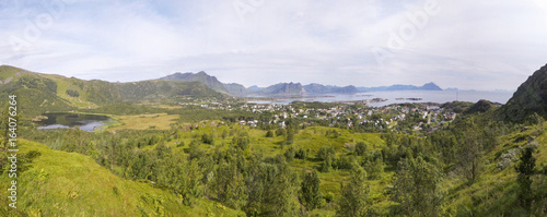 Panoramique au-dessus d'un village côtier