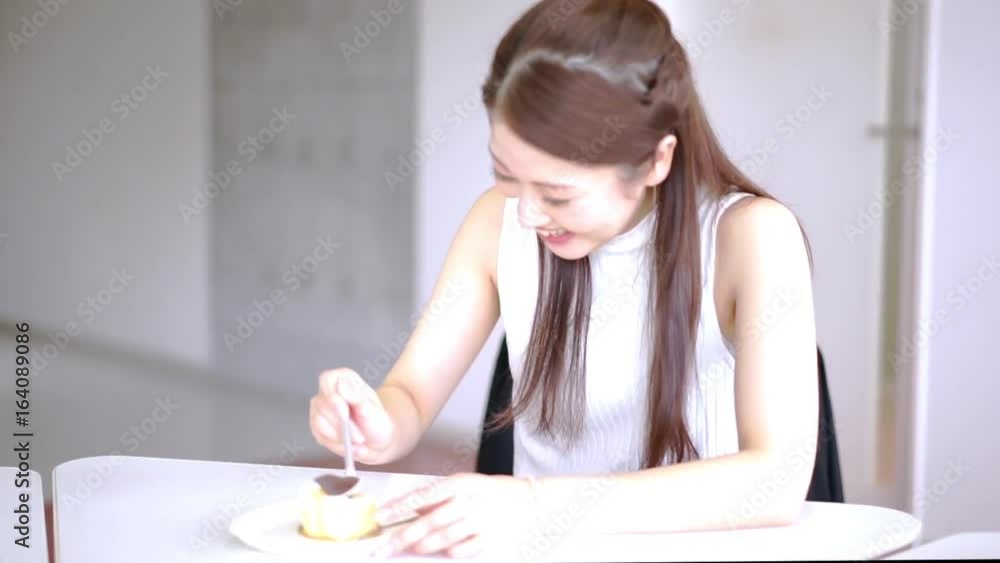 ケーキ(スイーツ)を食べる女性 ケーキ(スイーツ)を食べる女性