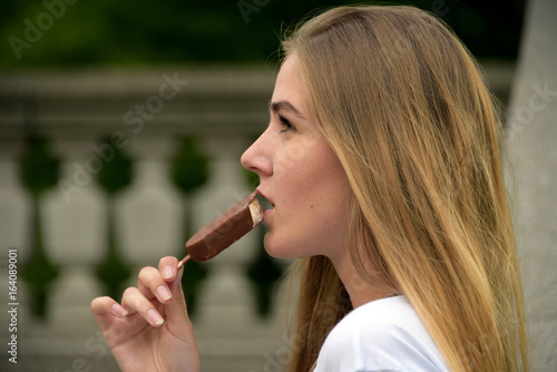 Junge Frau mit Eis