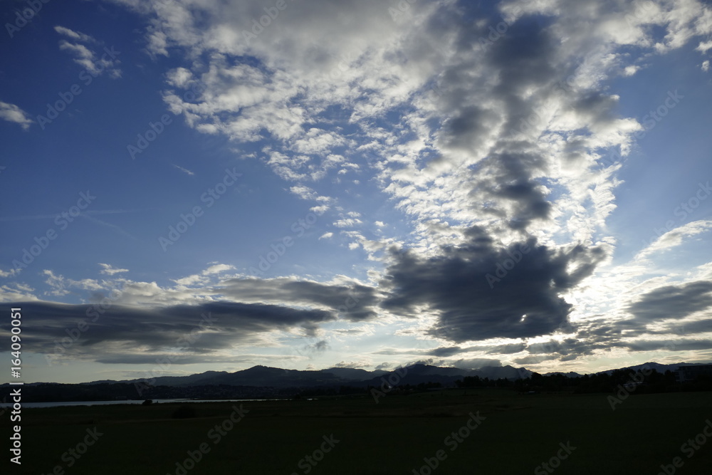 Quellwolken am Morgenhimmel über dem Zürcher Oberland Quellwolken am Morgenhimmel über dem Zürcher Oberland
