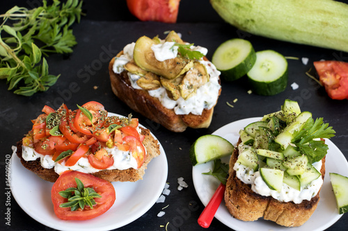 Bild auf Leinwand Dreierlei Bruschetta