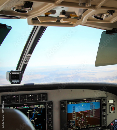 Cockpit eines kleinen Flugzeugs