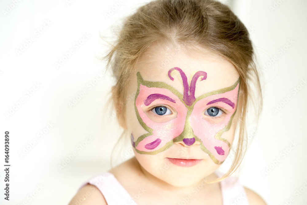 Mädchen mit Kinderschminke Mädchen mit Kinderschminke