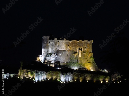 Château médiéval de Murol illuminé photo