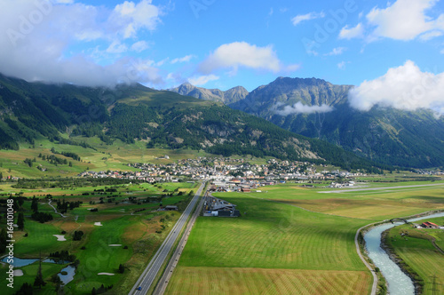 Samedan: Luftbild vom höchsten Flughafen Europa's | Airshot Samedan Golfplatz, Upper Engadin, Swiss Alps