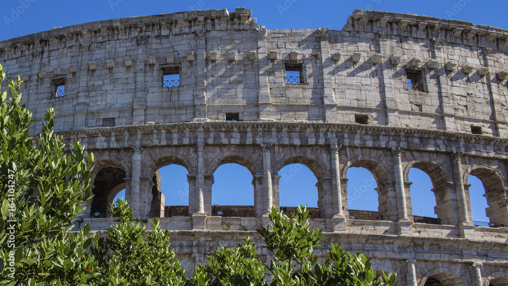 Dettaglio della parte alta del colosseo. Anticamente era usato per gli spettacoli di gladiatori e oggi è un simbolo della città di Roma e una delle sue maggiori attrazioni turistiche del mondo
