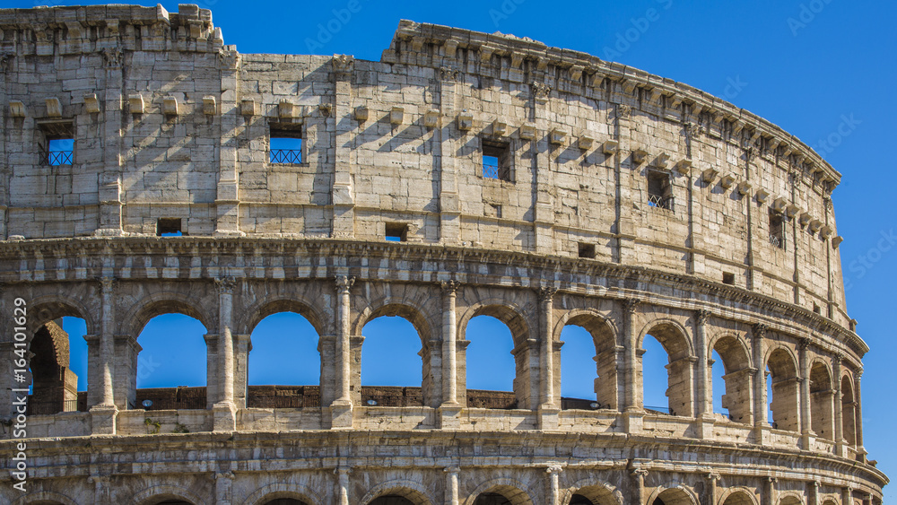 Dettaglio della parte alta del colosseo. Anticamente era usato per gli spettacoli di gladiatori e oggi è un simbolo della città di Roma e una delle sue maggiori attrazioni turistiche del mondo