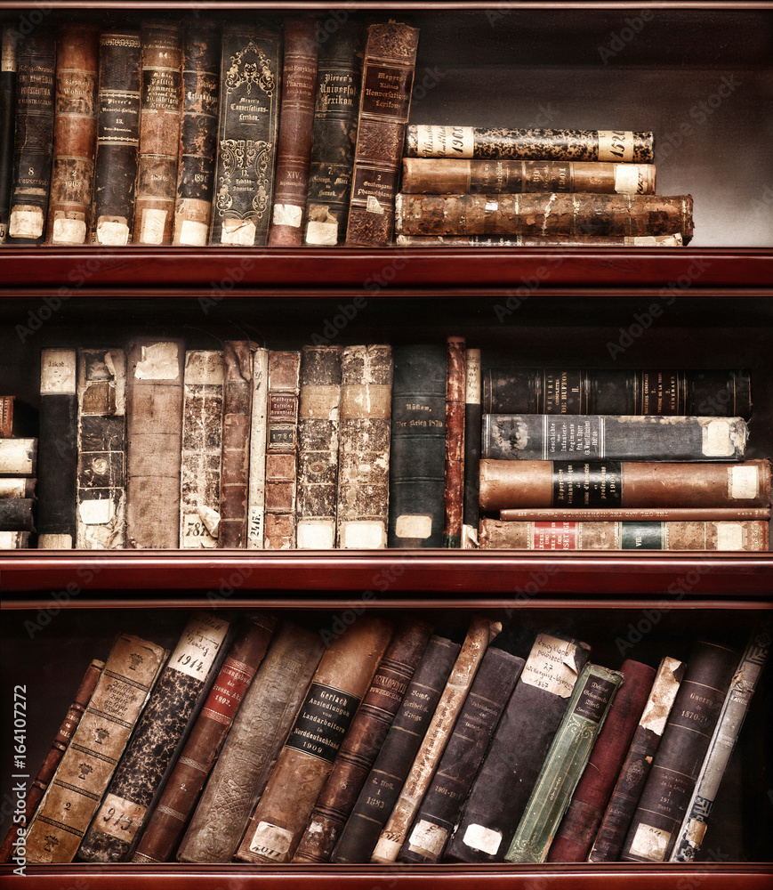Alte Bücher im Bücherregal Stock-Foto | Adobe Stock
