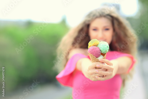Beautiful young woman eatin...