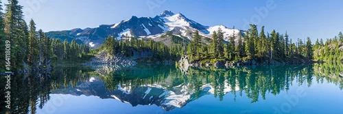 Panel kuchenny z motywem Volcanic mountain in morning light reflected in calm waters of lake.