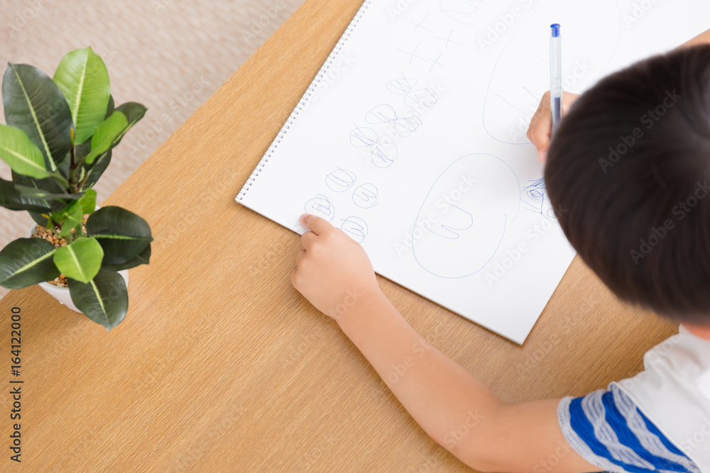 勉強する男の子 勉強する男の子