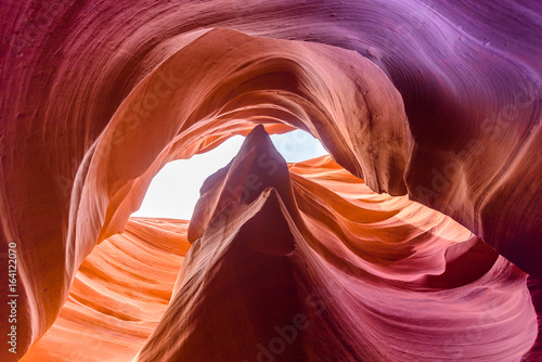 Lower Antelope Canyon - położony na ziemi Navajo w pobliżu Page, Arizona, USA - piękne kolorowe formacje skalne w kanionie szczelinowym w południowo-zachodniej części Ameryki