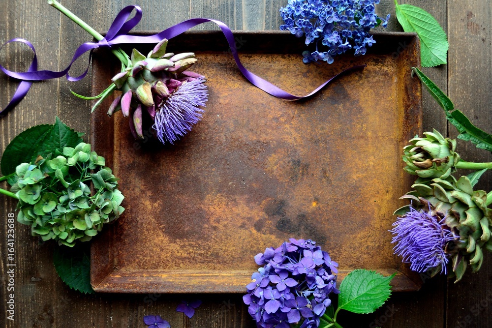 紫陽花とアーティチョークの花と錆びたトレー Stock Photo Adobe Stock