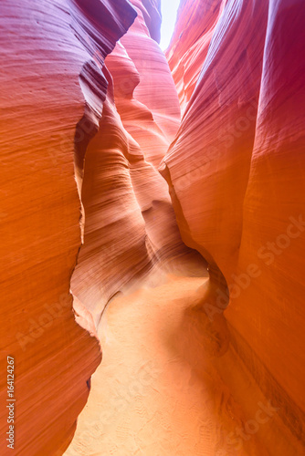 Lower Antelope Canyon - położony na ziemi Navajo w pobliżu Page, Arizona, USA - piękne kolorowe formacje skalne w kanionie szczelinowym w południowo-zachodniej części Ameryki