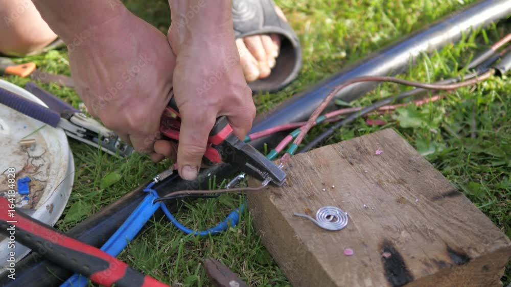 Pliers tighten the place of the spikes of wires and hit it with a