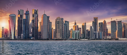 Die Skyline von Doha, Katar, bei Sonnenuntergang © moofushi