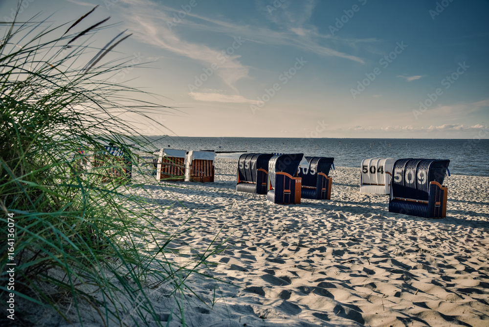 Verlassene Strandkörbe an der Nordsee am Abend Verlassene Strandkörbe an der Nordsee am Abend
