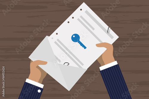 Person öffnet Brief - Schlüssel