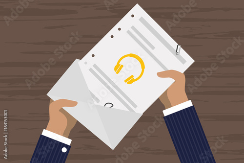 Person öffnet Brief - Kopfhörer