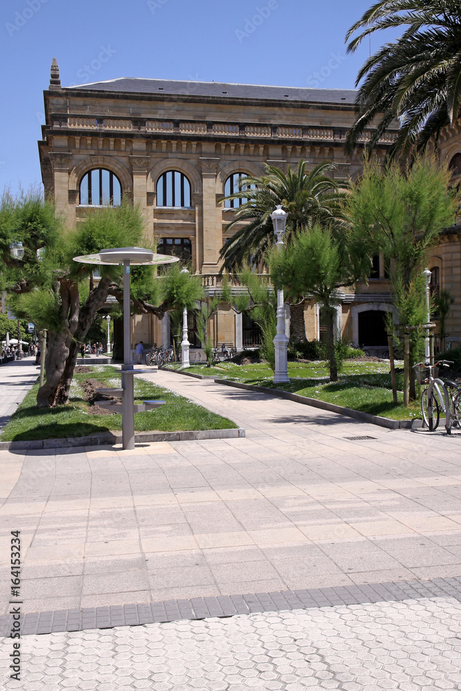 Obraz premium side wing of the city hall san sebastian