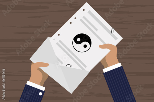 Person öffnet Brief - Yin und Yang