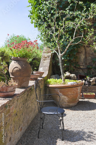 Toskana-Impressionen, Gartenterrasse mit Ausblick in die Landschaft.