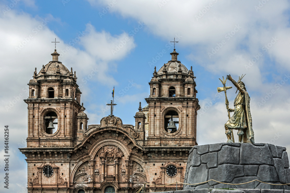 Denkmal und Kirche in Cusco