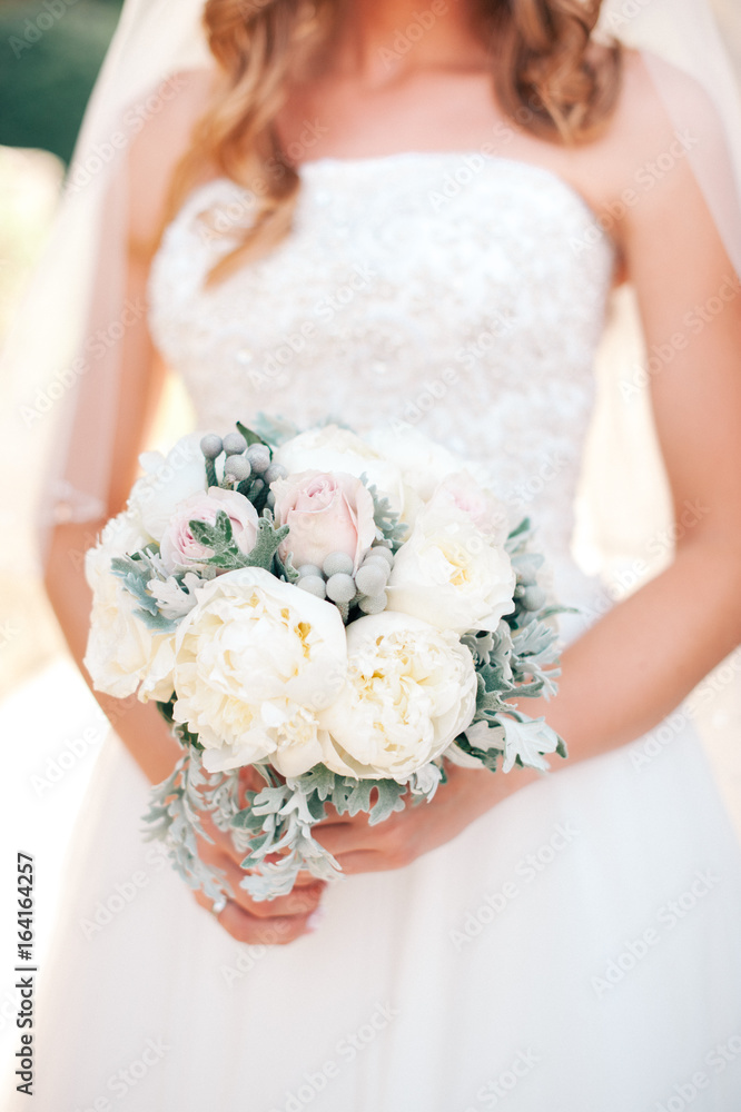 Naklejka premium the bride holds a bouquet with white, red, yellow, purple and white flowers