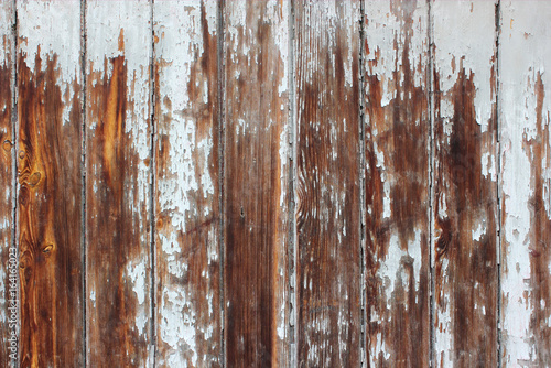 Verwitterte Holzfassade mit weißem Anstrich © farbkombinat