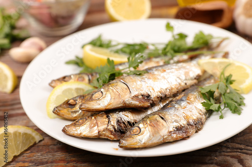 grilled fish with lemon
