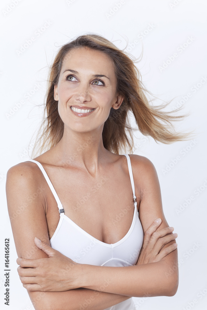 Fototapeta premium belle femme souriant du vent dans les cheveux