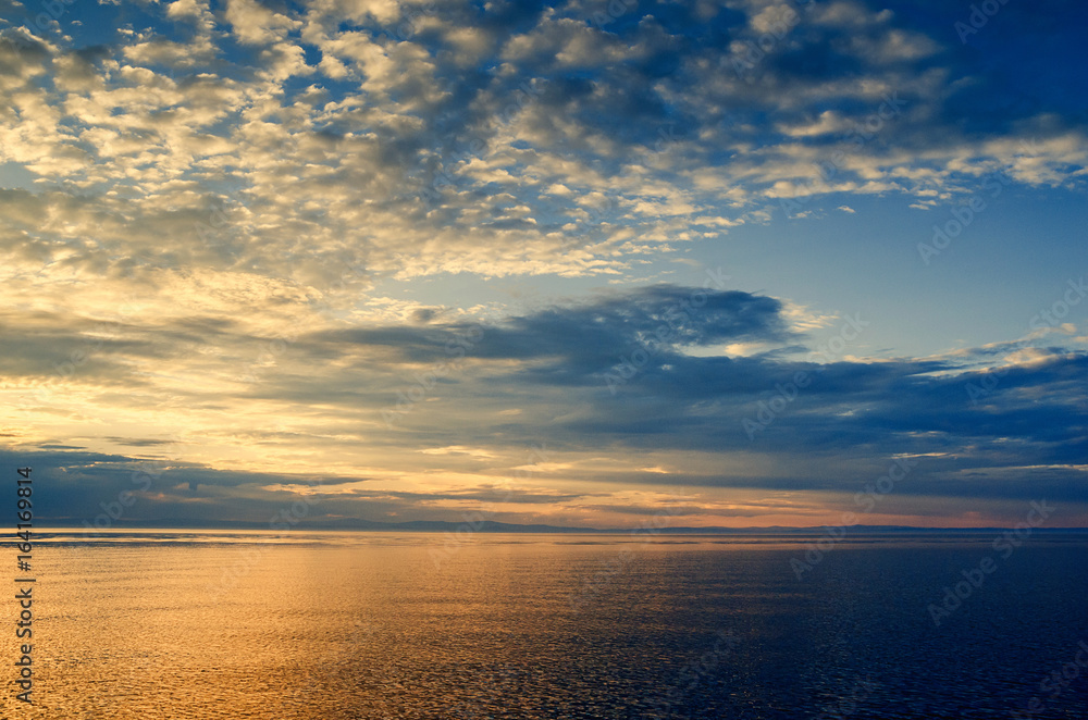 Obraz premium Beautiful sunset above the sea and mountain