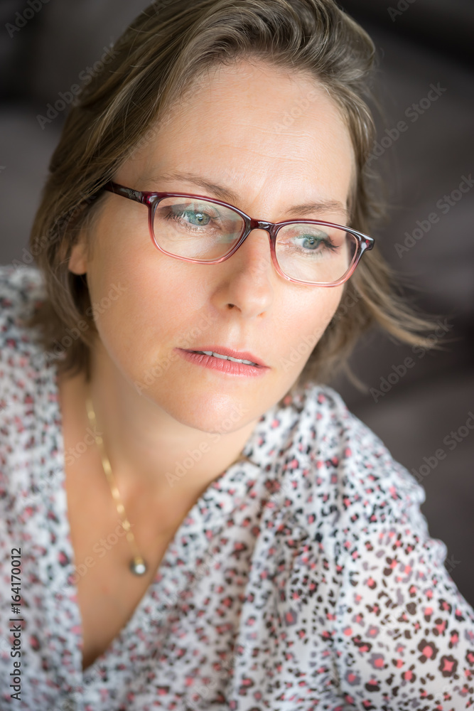femme mature avec ses lunettes Stock Photo | Adobe Stock