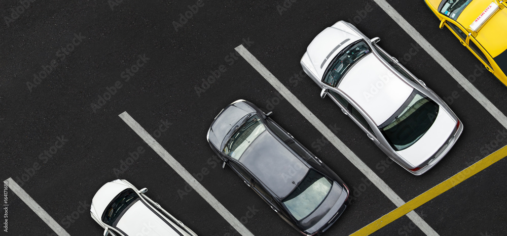 Fototapeta premium Widok z góry samochodów na parkingu
