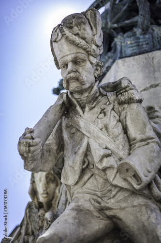 Escultura de soldado en Vitoria