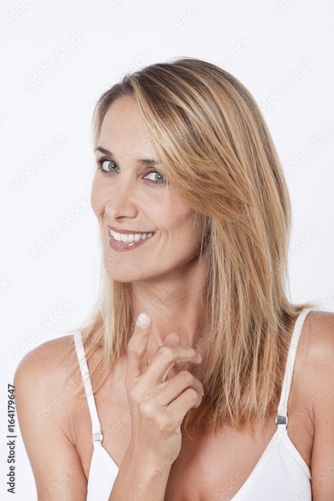portrait d'une femme souriant portrait d'une femme souriant