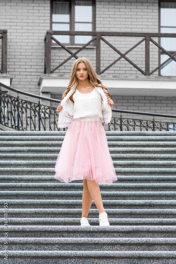Obraz premium Beautiful young model with long wavy hair in casual clothes