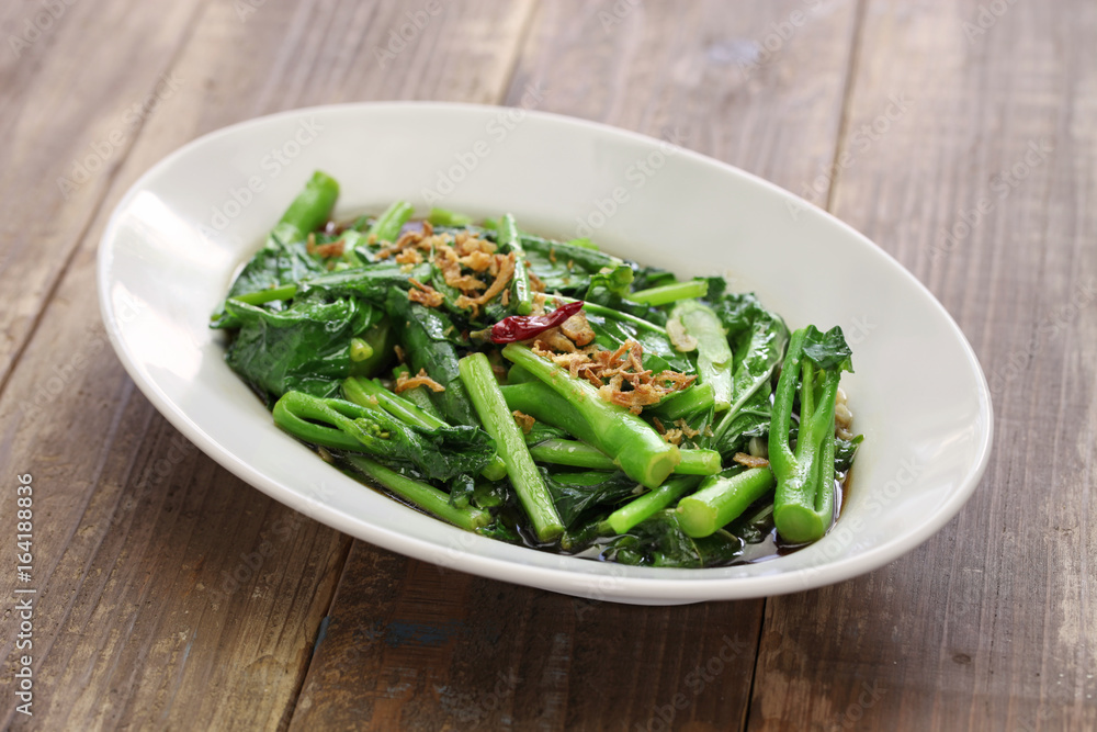 stir fried chinese kale(chinese broccoli) with oyster sauce
stir fried chinese kale(chinese broccoli) with oyster sauce