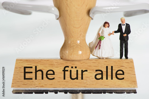 Ehe für alle gedruckt auf Holzstempel mit Hochzeitspaar photo