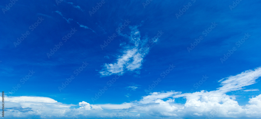 Obraz premium Blue sky with white clouds