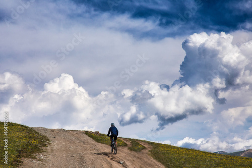 A cyclist is traveling in the mountains © Alex Sipeta