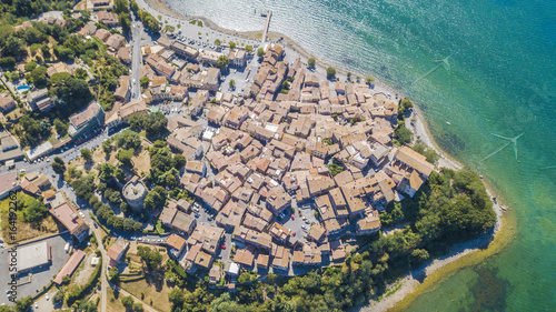 Foto vista aerea del borgo di anguillara sabazia, piccolo comune situato lungo le rive del lago di Bracciano